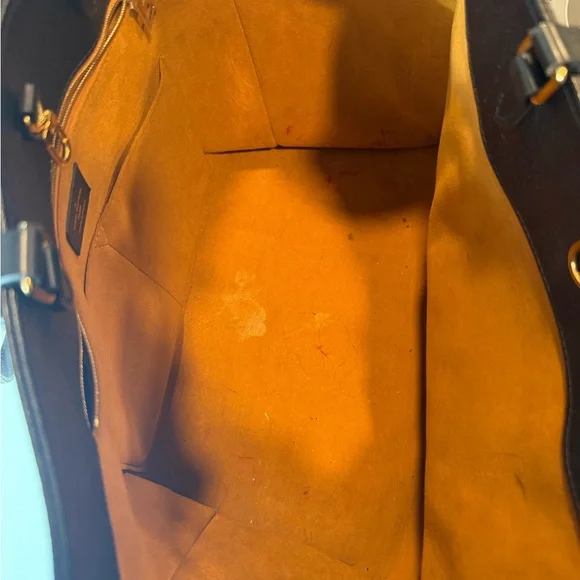 Black Louis Vuitton OnTheGo GM - Picture 6 of 9